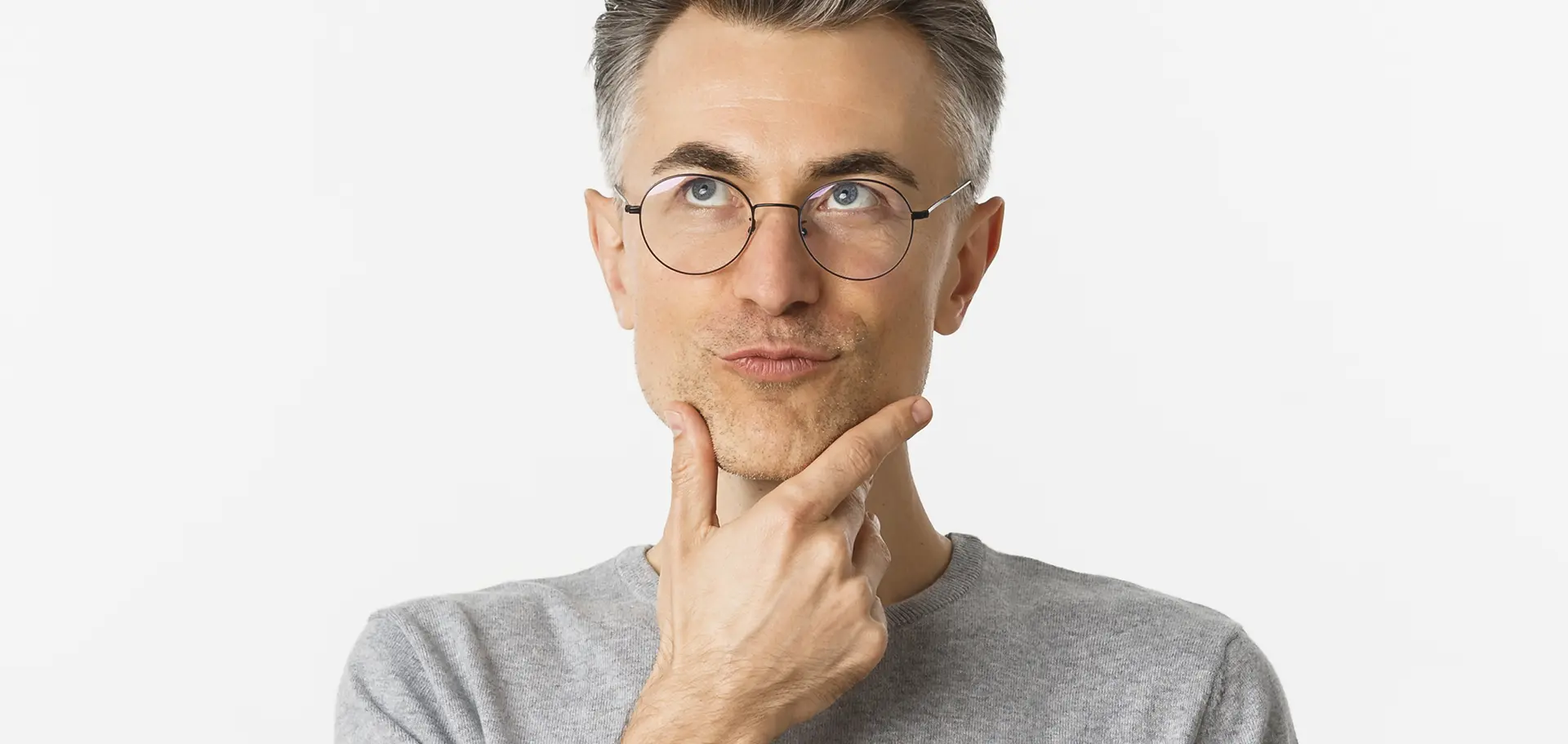 Pacjent rozważający alternatywne metody leczenia implantologicznego w SmileClinic, gdy natychmiastowa implantacja "zęby w jeden dzień" nie jest możliwa ze względu na indywidualne uwarunkowania anatomiczne.