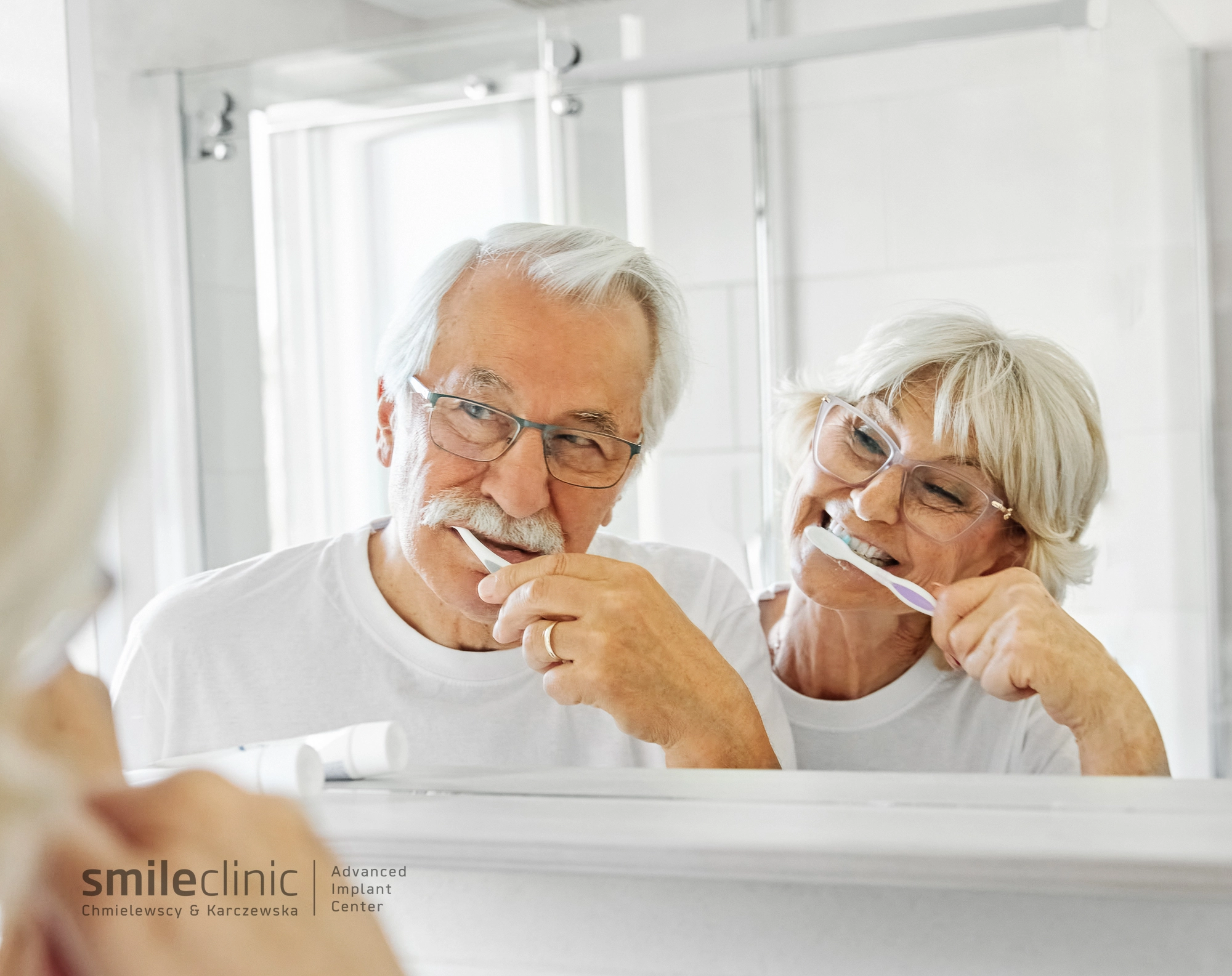 Codzienna higiena jamy ustnej po zabiegu implantacji All-on-4 w SmileClinic - para seniorów ciesząca się łatwą pielęgnacją nowych zębów, co jest kluczowe dla długotrwałego sukcesu leczenia.