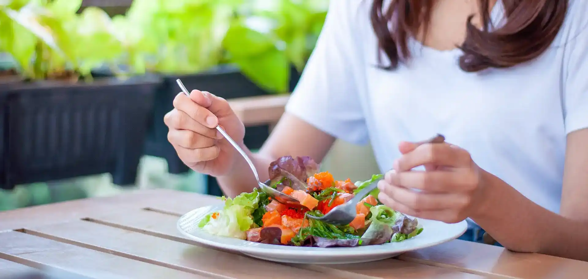 Kobieta spożywająca odpowiednią dietę po zabiegu implantacji