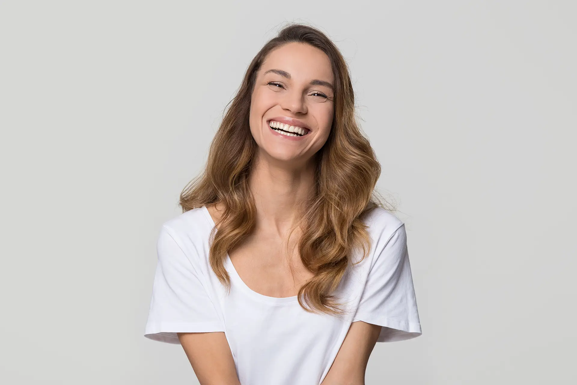 uśmiechnięta kobieta w białym t-shircie