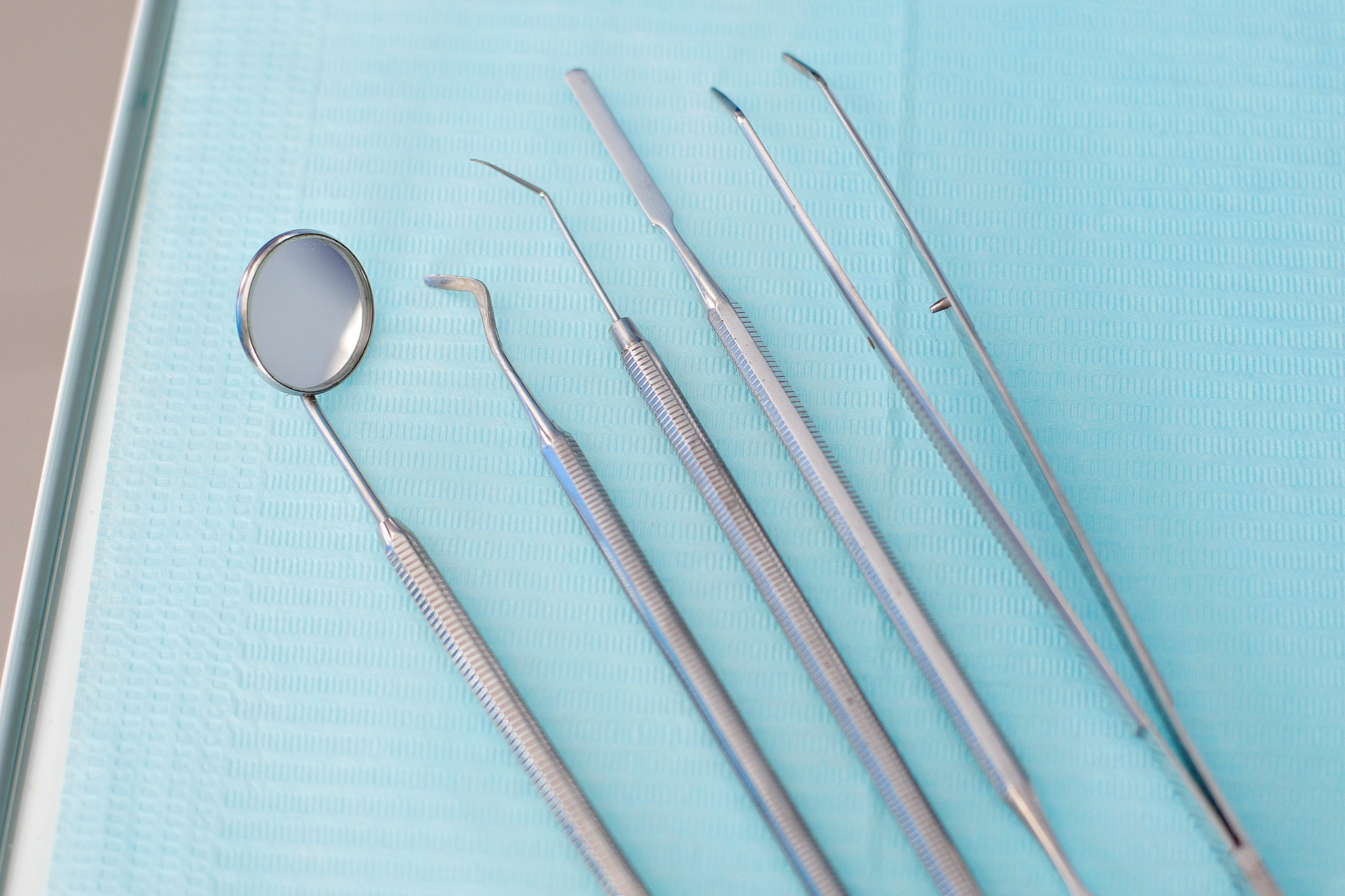 Zestaw narzędzi stomatologicznych przygotowany do zabiegu dentystycznego